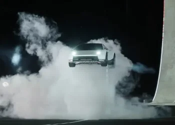Roadster Terbang Dipamerkan di Markas SpaceX Menggunakan Teknologi Roket